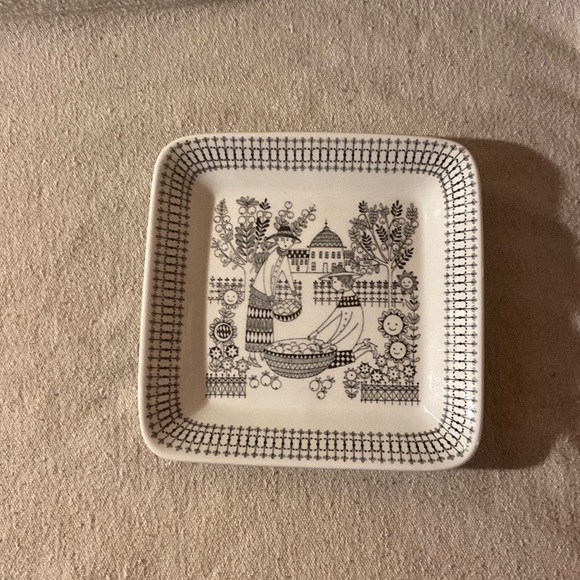 Vintage Emilia By Arabia Of Finland Plate “ Apple Picking” #15. No chips, damage - Picture 1 of 3
